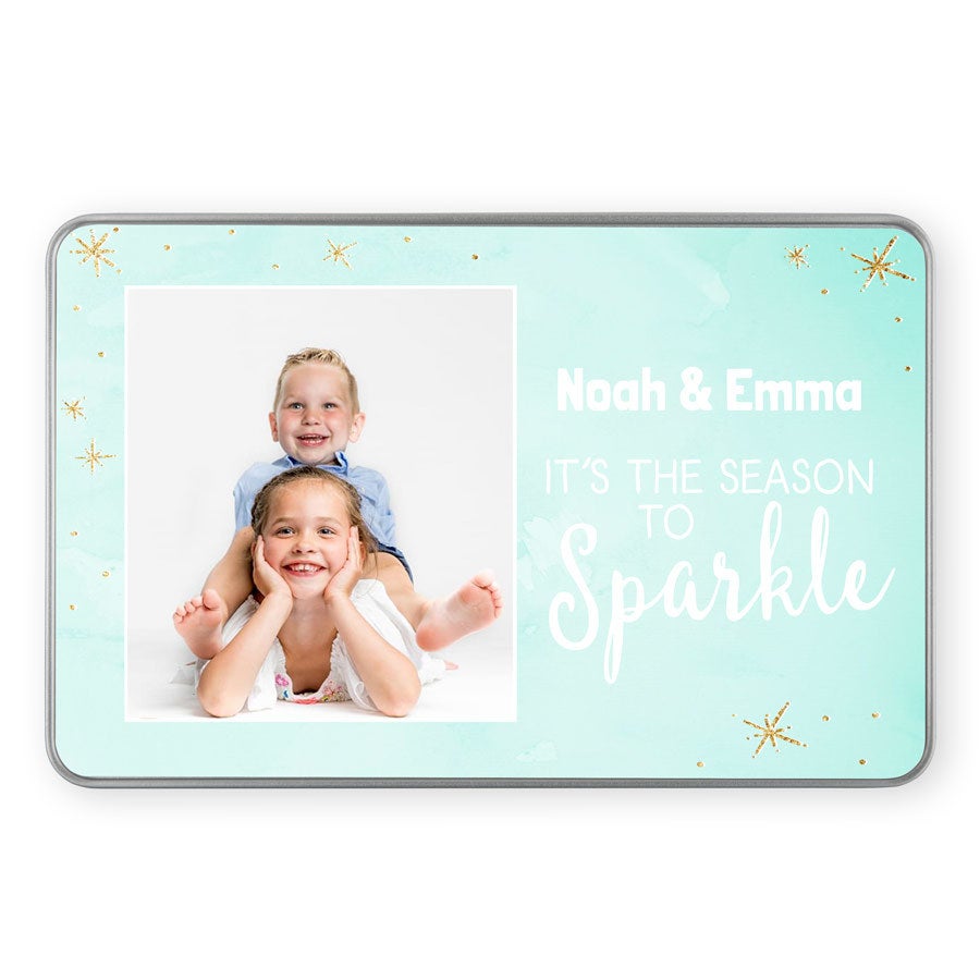 Ainutlaatuinen joulumuistilaatikko omalla valokuvalla ja nimillä Noah & Emma, vihreä ja kultainen muotoilu. Pidä parasta joulua muistoja, jotka on tallennettu ainutlaatuiseen kenttälokeroon, jossa on nimeä ja valokuvaa