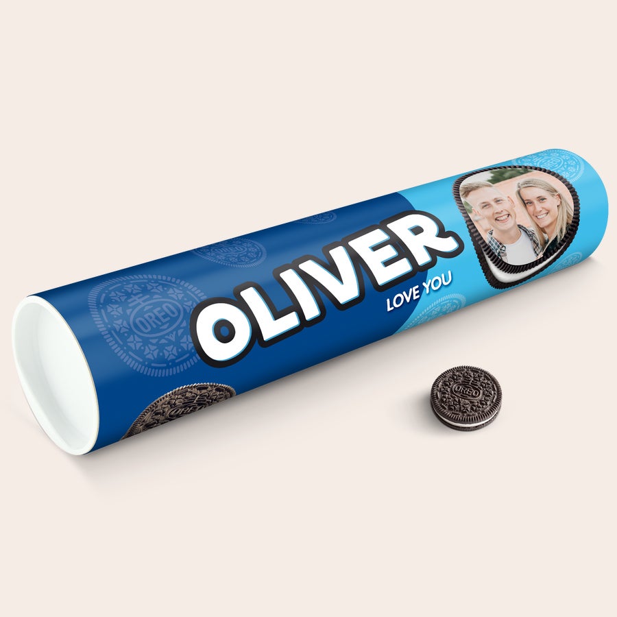 Tub personalizat cadou Oreo XXL Tub Mega Oreo personalizat cu nume Oliver, mesaj Love You și poză imprimată pentru cunoscătorii de prăjituri.