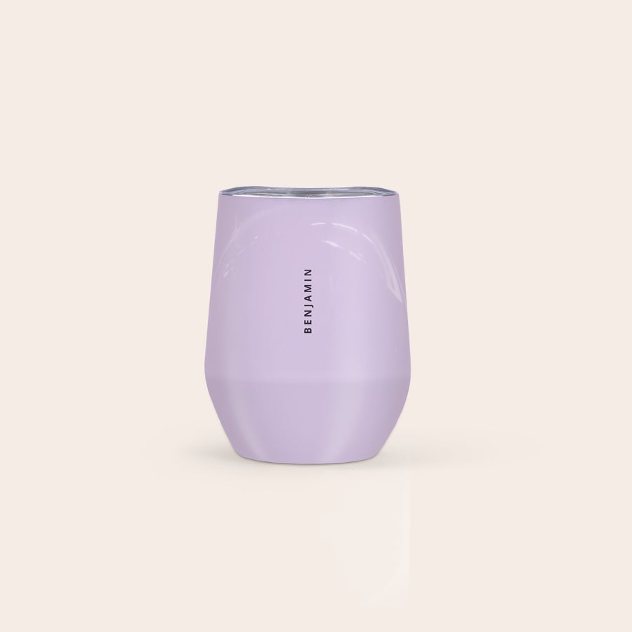 Tazza da viaggio con coperchio Tazza da viaggio personalizzata viola con coperchio e testo BENJAMIN stampato per un'esperienza rinfrescante