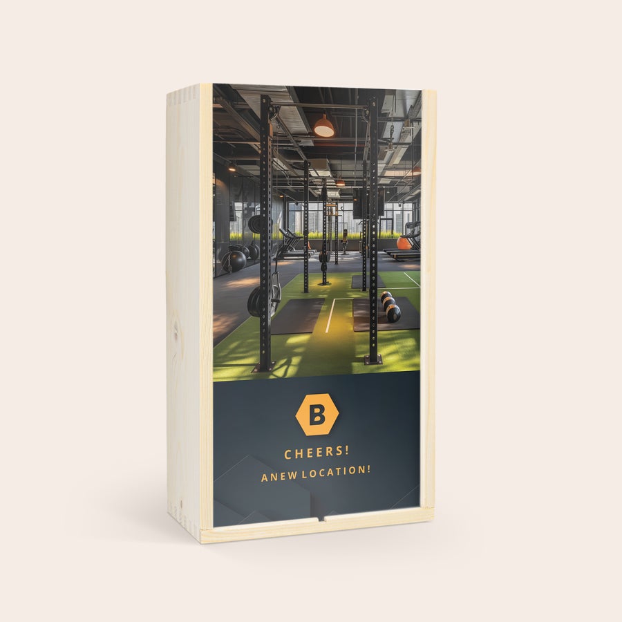 Vin în cutie tipărită - Salentein Primus Malbec și Chardonnay Set de vin Salentein Primus într-o cutie de lemn personalizată, imprimată cu imaginea unei săli de sport și textul "CHEERS! A NEW LOCATION!".