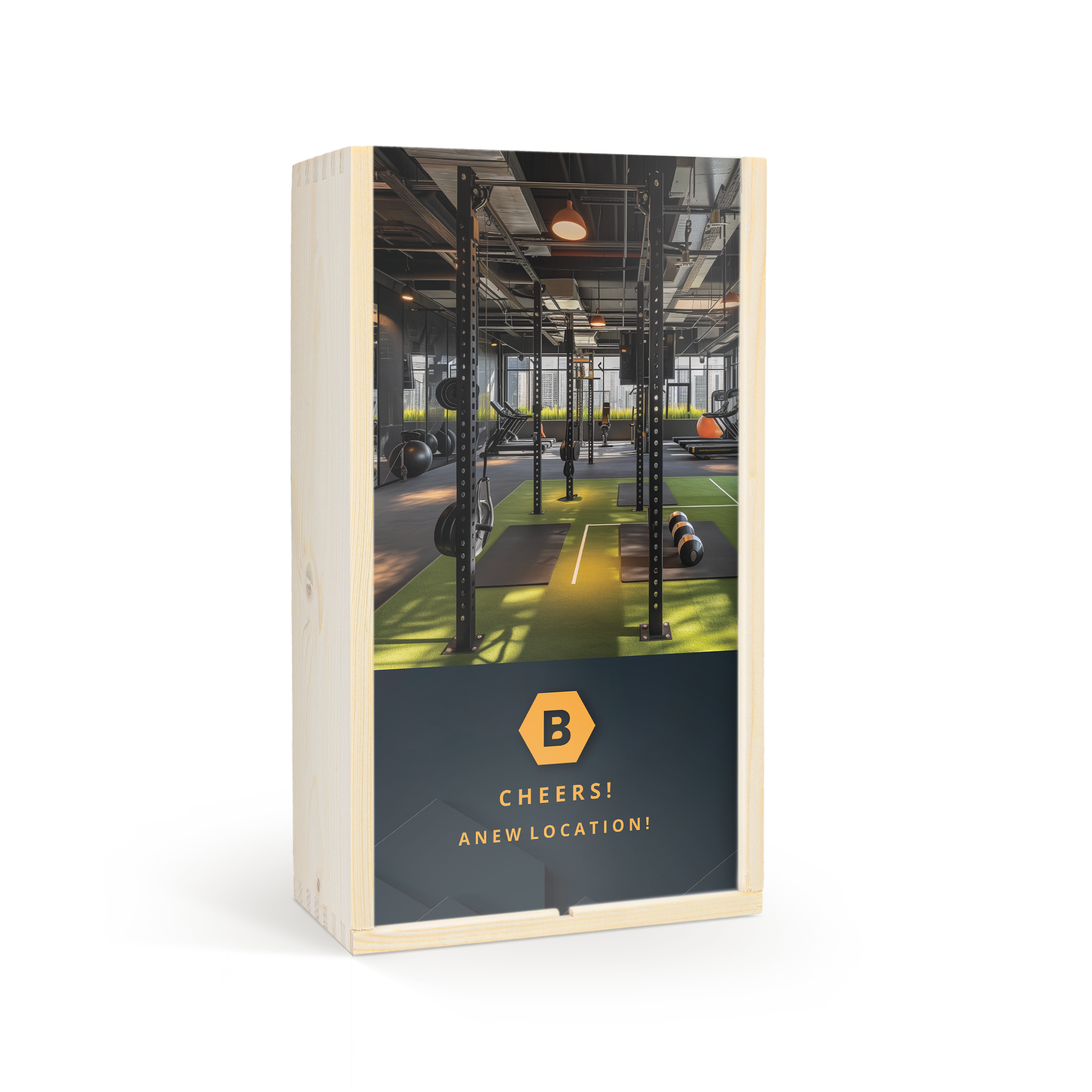 Weinpaket Maison de la Surprise Sauvignon Blanc & Merlot in Holzkiste mit Foto eines Fitnessstudios, Firmenlogo B und Text Cheers A New Location bedruckt