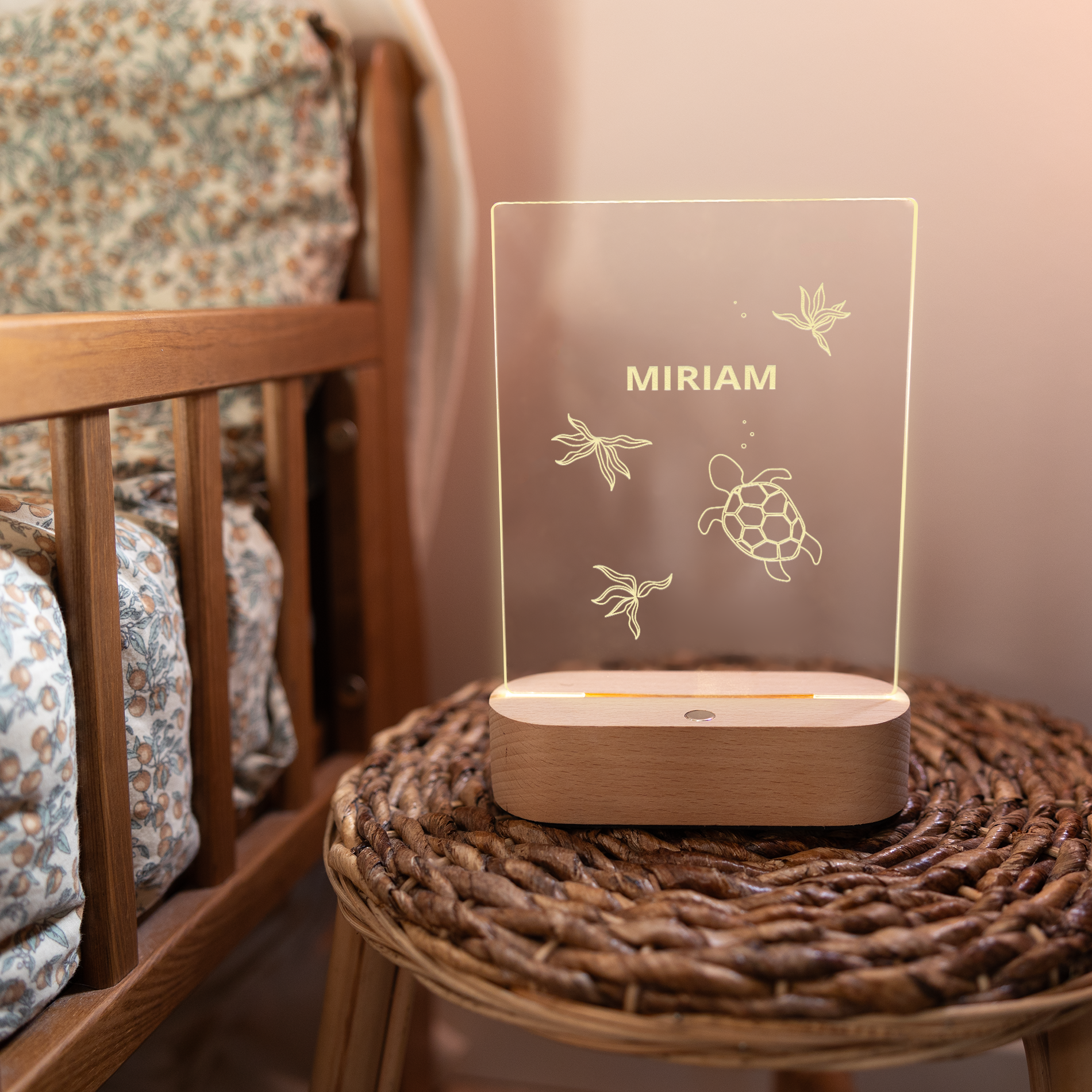 Eine stilvolle Lampe mit Gravur, graviert mit dem Namen Miriam, einer Schildkröte und Pflanzen.