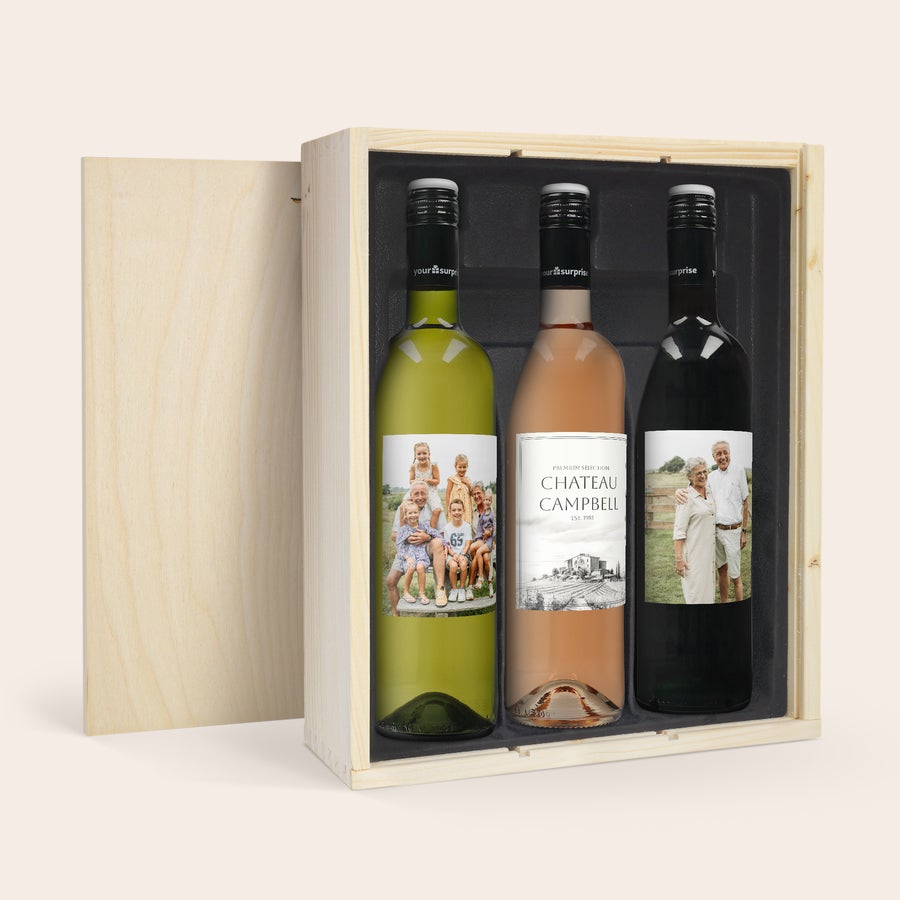 Personalised Wine Gift Set - Maison de la Surprise A wooden wine gift set with three bottles of wine, each with personalized labels. The labels are printed with photos and text.