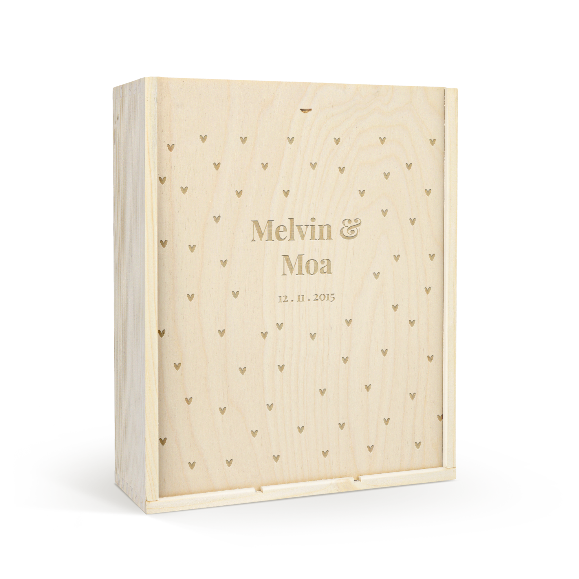 Graverad vinlåda i trä med hjärtan och texten "Melvin & Moa 12.11.2015".