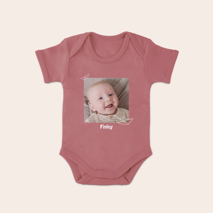 Personalizowane śpioszki niemowlęce Personalizowane śpioszki w kolorze różowym z nadrukowanym zdjęciem dziecka i imieniem Finley
