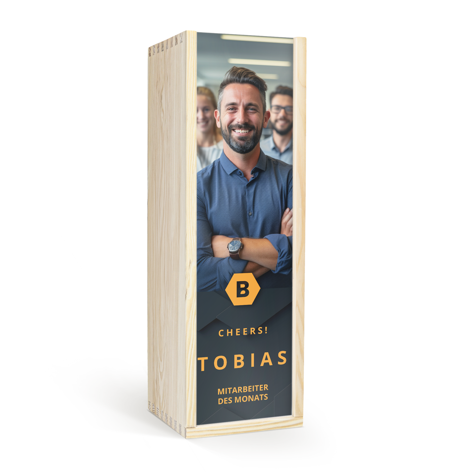 Helle Weinkiste mit Foto, gedrucktem Namen Tobias und dem Text Mitarbeiter des Monats, perfekt für eine Magnumflasche Wein