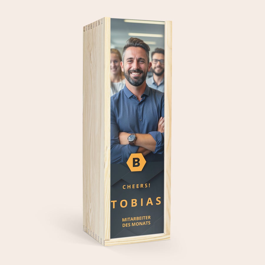 Weinkiste personalisiert Helle Weinkiste mit Foto, gedrucktem Namen Tobias und dem Text Mitarbeiter des Monats, perfekt für eine Magnumflasche Wein