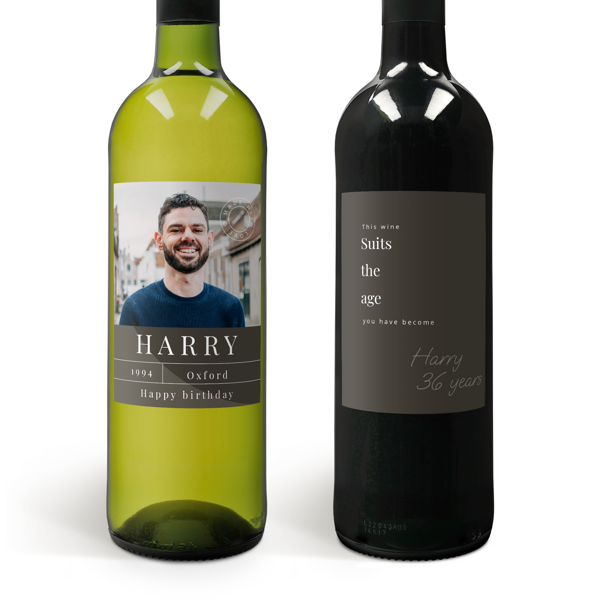 Dúo de vino blanco y tinto Belvy con etiquetas personales impresas con foto y texto "Harry 36 years".