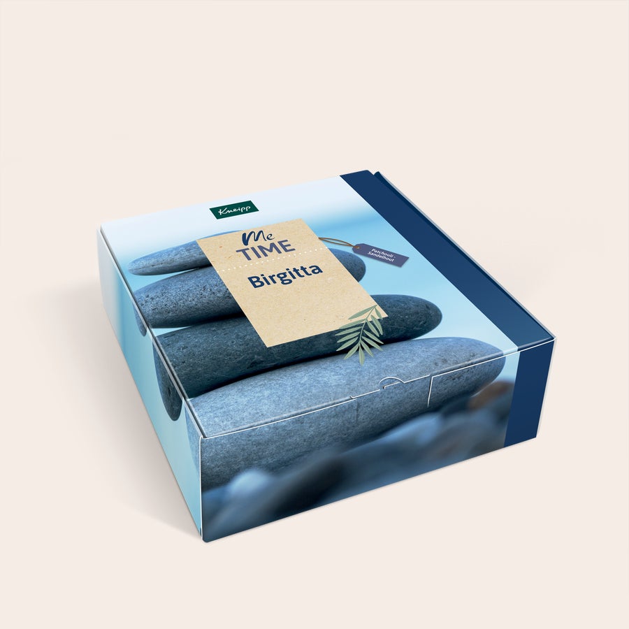 Kneipp Me-Time presentask för wellness Personlig Kneipp presentförpackning med texten Me Time Birgitta, tryckt med en bild på staplade stenar som förmedlar en känsla av lugn för en hemmaspa-upplevelse