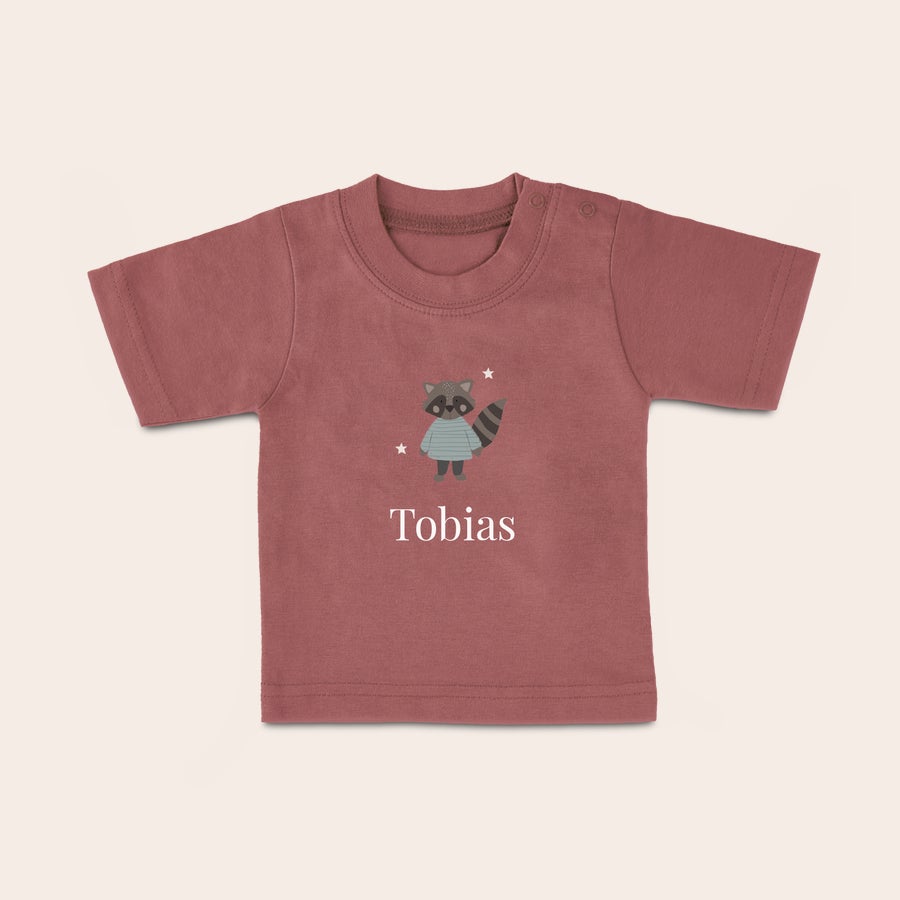 Baby shirt bedrukken Roodbruin baby shirt met een gedrukte wasbeer en de gepersonaliseerde naam Tobias