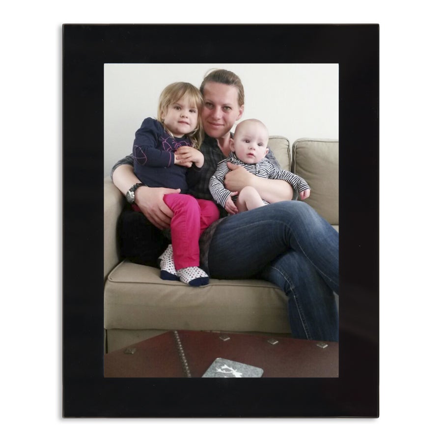 Marco de fotos de vidrio negro con foto personalizada de una familia en un sofá. Sigue reviviendo los mejores momentos.