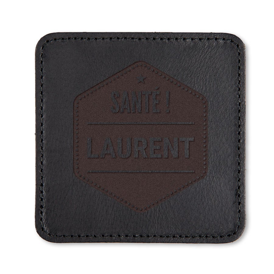 Sous-verre en cuir noir gravé avec un motif hexagonal marron et le texte personnalisable "SANTÉ ! LAURENT".