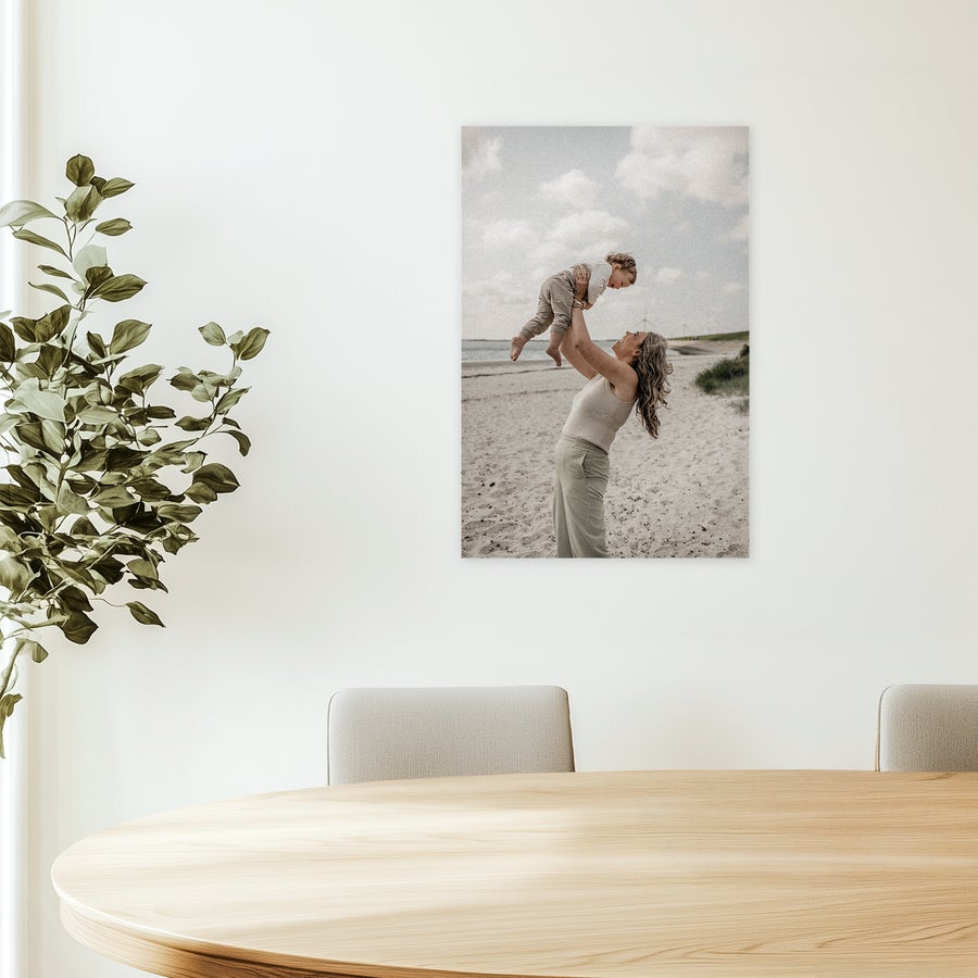 Foto na forexu Vertikální fotografie na forexu s potiskem matky držící dítě nad hlavou na pláži. Fotografie na forexu pro ozdobu na zdi.