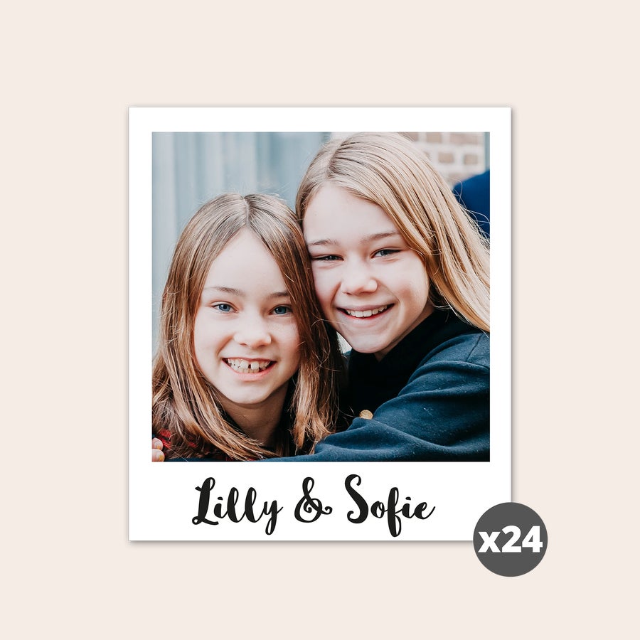 Retro Fotos Drucken Bedrucktes Retro Foto mit zwei lächelnden Mädchen, personalisiert mit dem Namen Lilly & Sofie, ein Set aus 24 Bestell Retro Fotos.