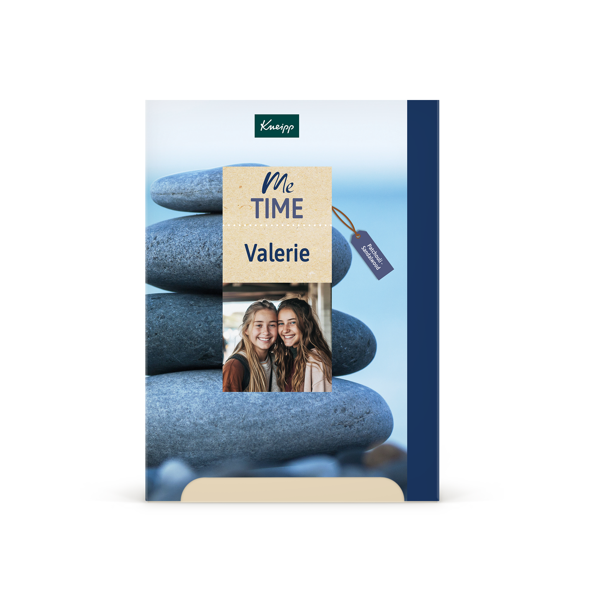 Spersonalizowane pudełko prezentowe Kneipp Me-Time - projekt Kneipp. Białe pudełko z nadrukowaną personalizacją: zdjęcie z dwiema dziewczynkami, napis Me Time i imię Valerie. Zawieszka Patchouli - Sandalwood.