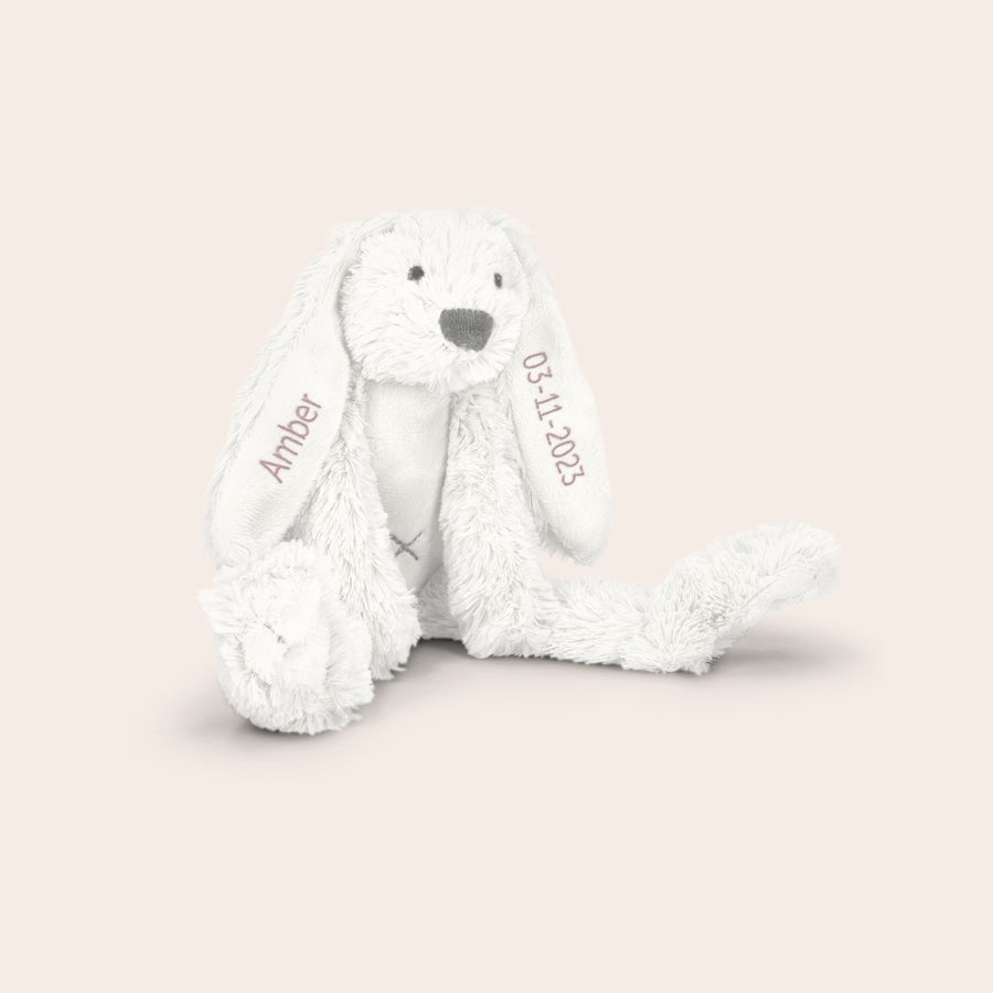Dou Dou - Happy Horse Conejo de peluche blanco, orejas bordadas con "Amber" y "03-11-2023", ideal para un sinfín de abrazos.