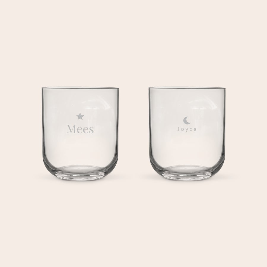 Waterglas graveren Twee gepersonaliseerde luxe waterglazen met naam "Mees" en "Joyce", en design gegraveerd in glas.