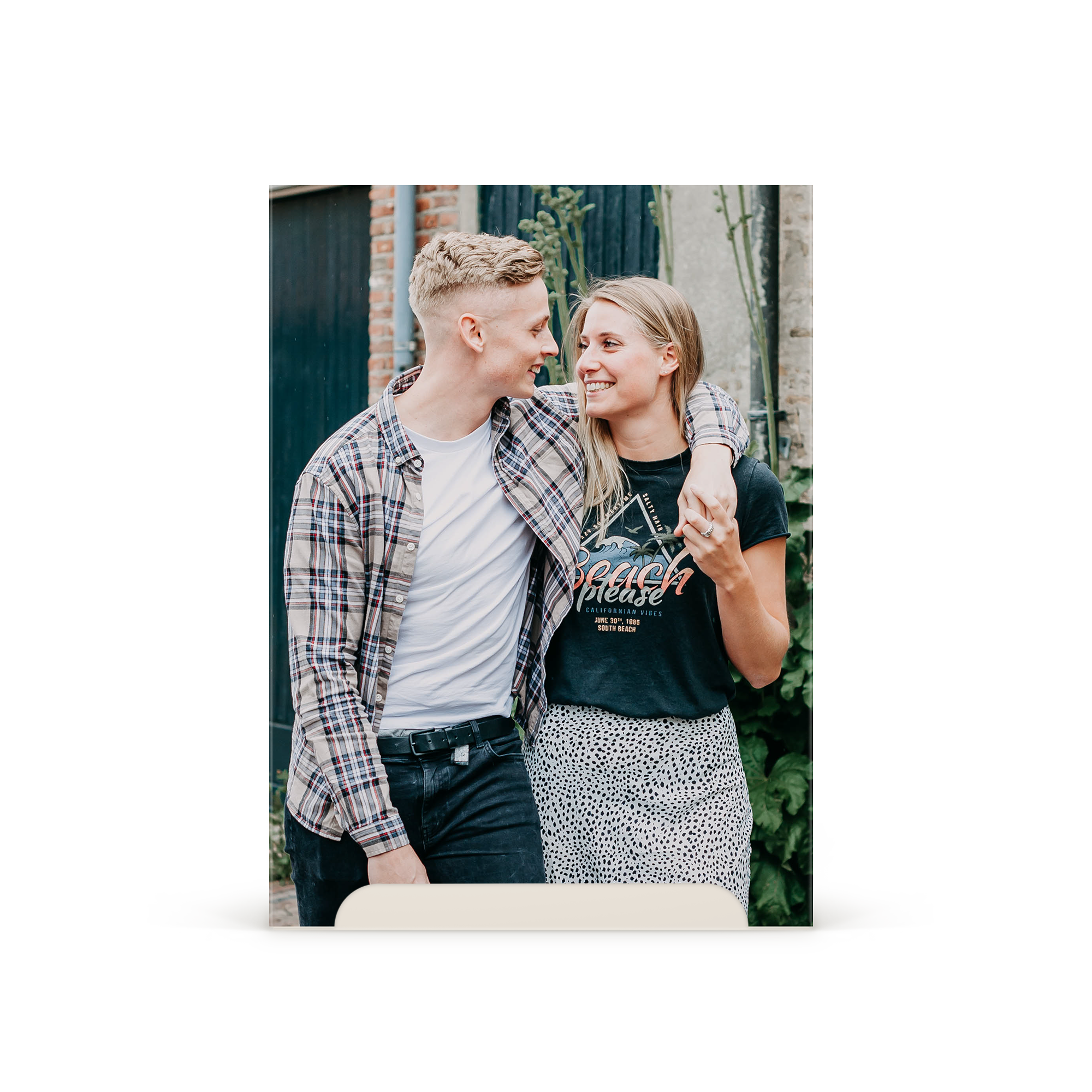 Une photo de couple souriant personnalisée sur un coffret cadeau Axe avec une housse imprimée.