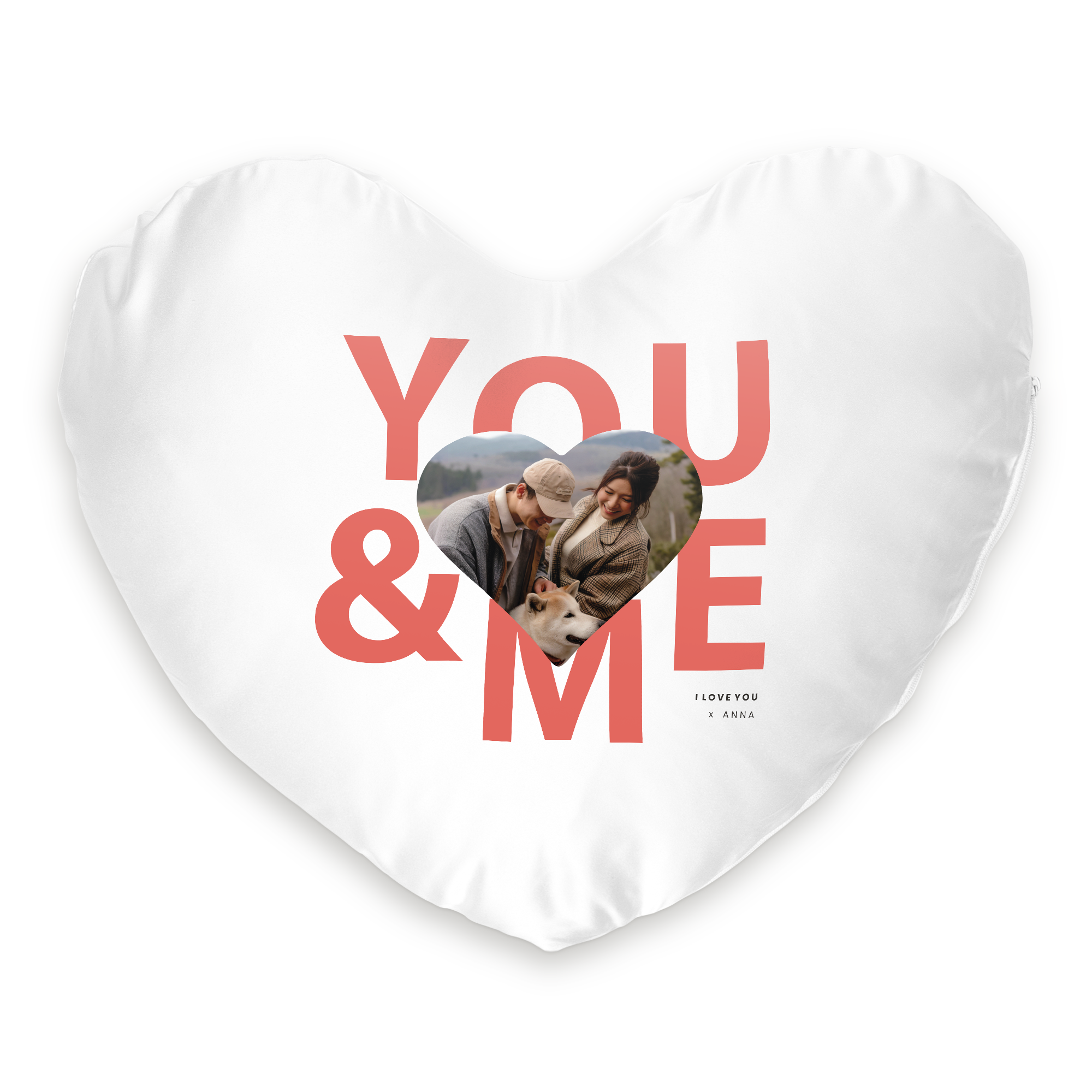 Cojín en forma de corazón blanco, impreso con la foto personalizada de una pareja y un perro, y el texto "You & Me" y "I love you x Anna".