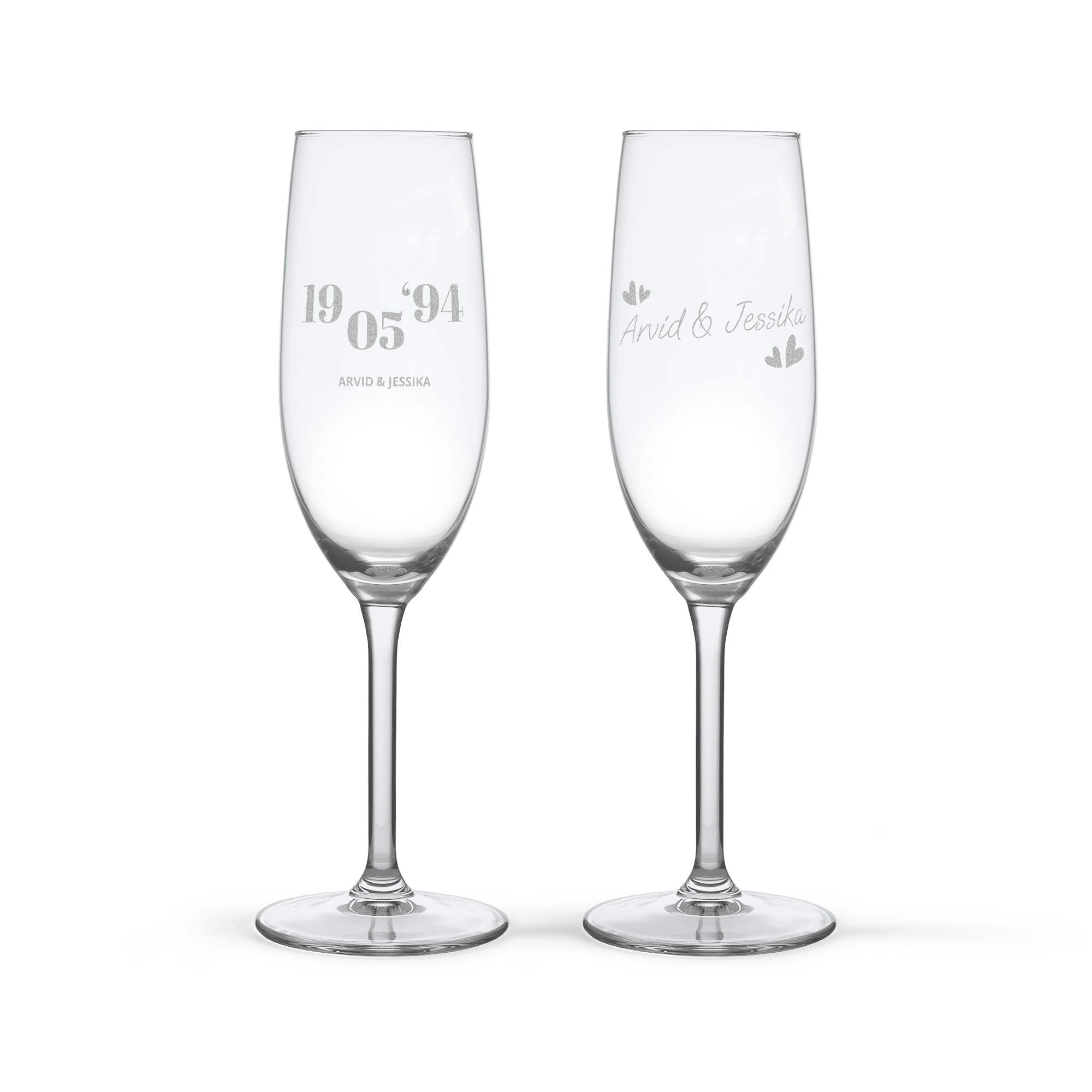 Två graverade champagneglas med personliga namn och datum, ger en lyxig stil till din champagnepresent.