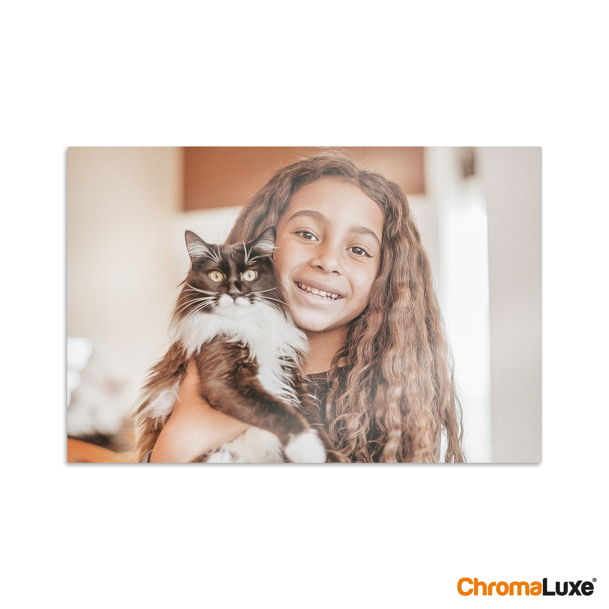 Tilpasset Chromaluxe aluminiumsfotoprint av en smilende jente som holder en svart-hvit katt.