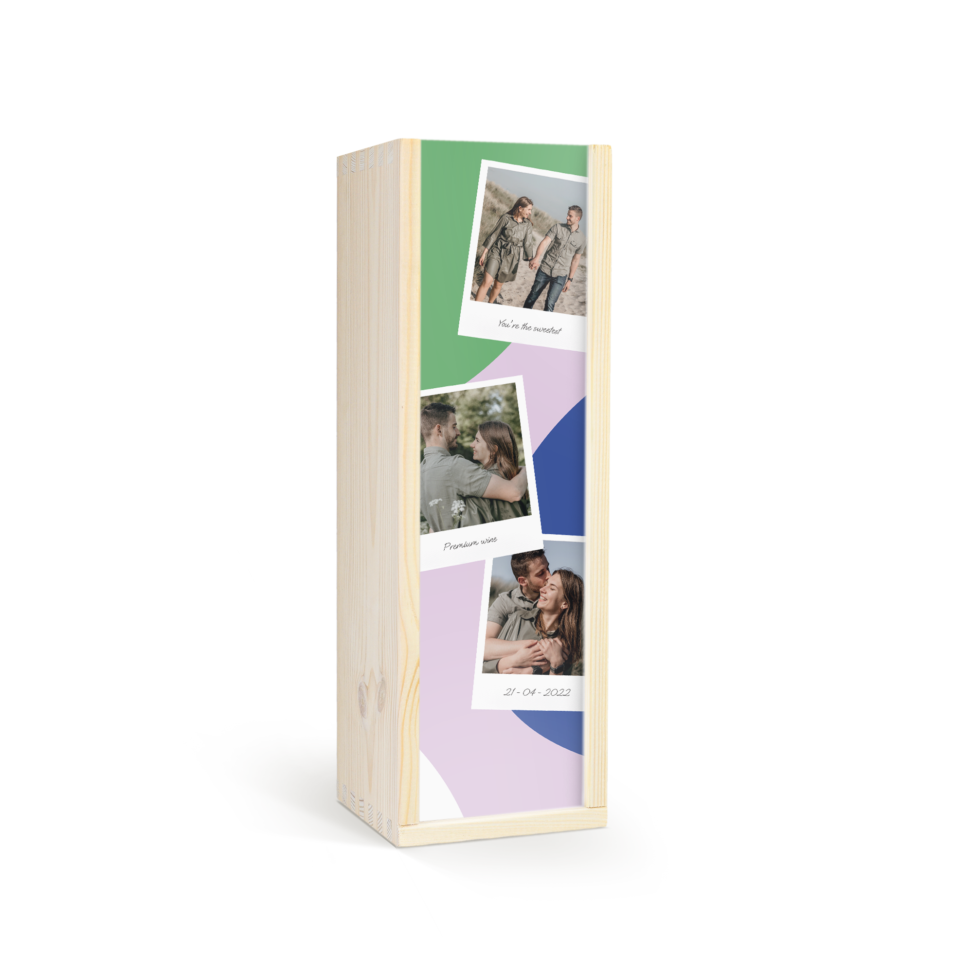 Confezione regalo personalizzata in legno con stampa di tre foto in stile polaroid e scritta "21-04-2022" per bottiglia di vino rosé.