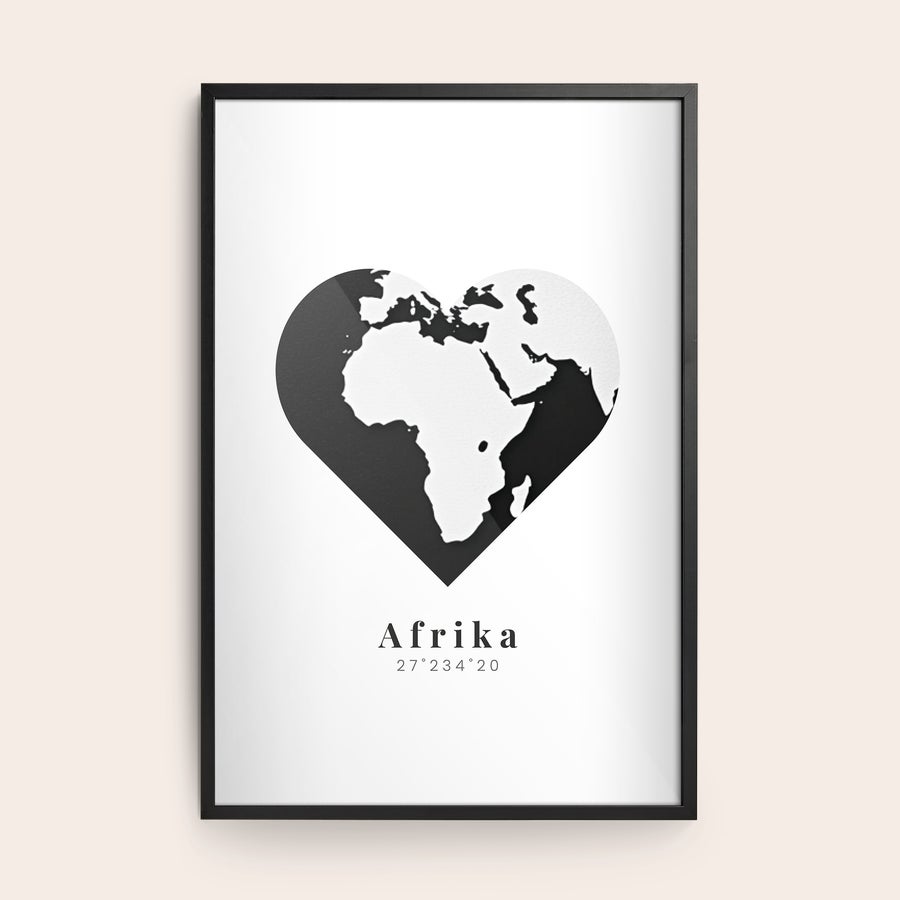 Fotodruck mit Rahmen Ein Foto mit Rahmen, bedruckt mit schwarzer Herz-Weltkarte mit Afrika und dem Text "Afrika 27°23'4"20