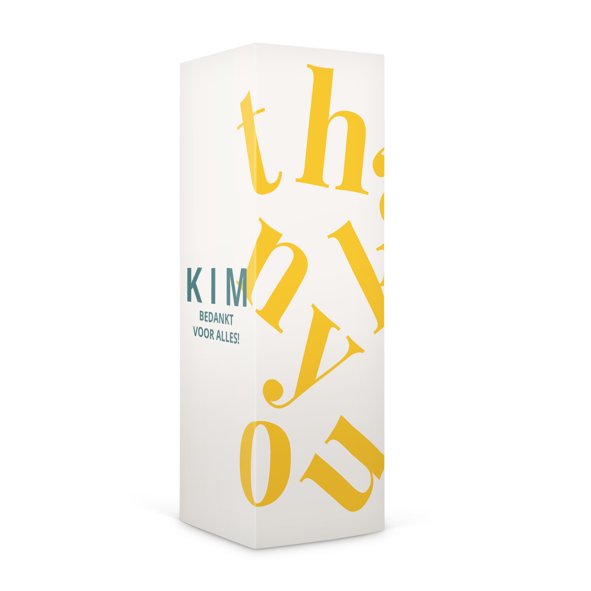 Gepersonaliseerde cadeauverpakking met kraakverse nootjes bedrukt met de naam Kim en de tekst 'Bedankt voor alles'.