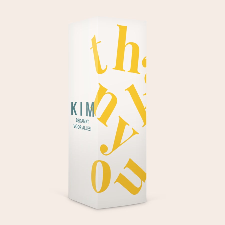 Gepersonaliseerd noten cadeaupakket  Gepersonaliseerde cadeauverpakking met kraakverse nootjes bedrukt met de naam Kim en de tekst 'Bedankt voor alles'.