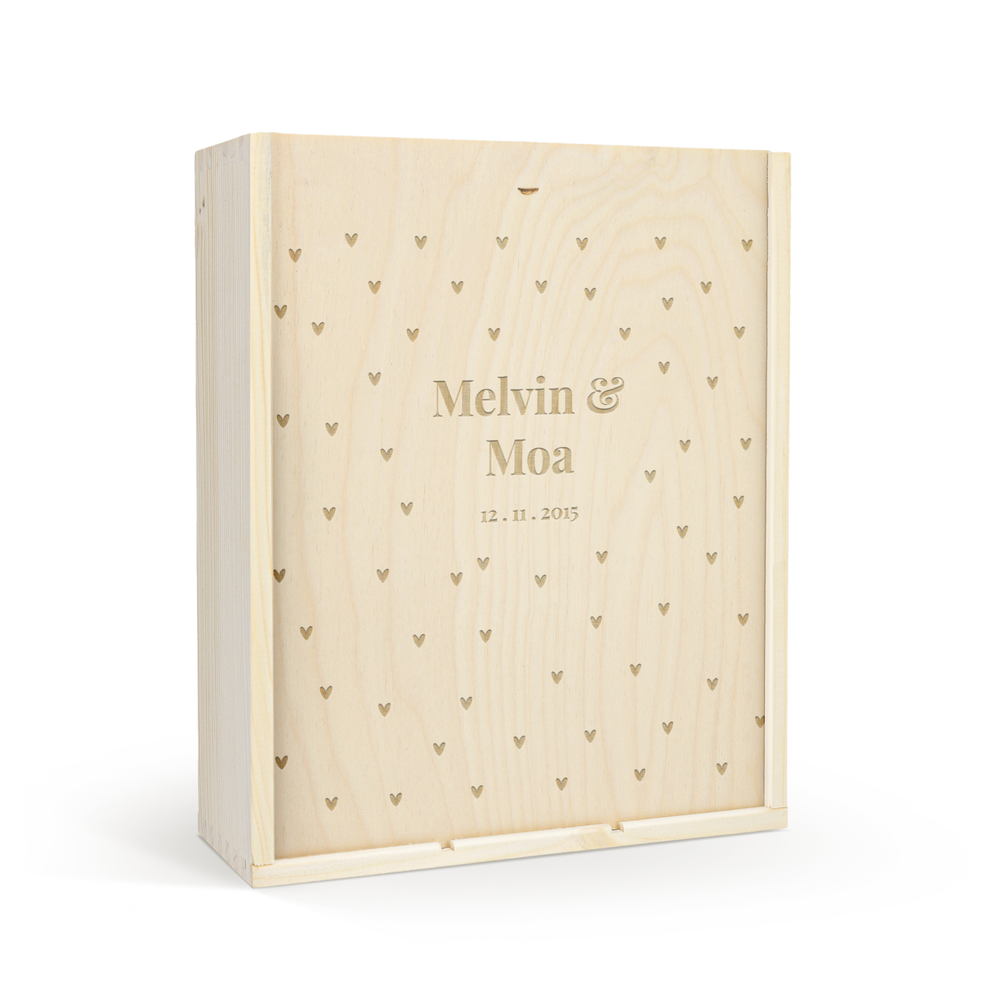 Trävinlåda med hjärtmönster och graverade namn Melvin & Moa och datumet 12.11.2015 på locket.