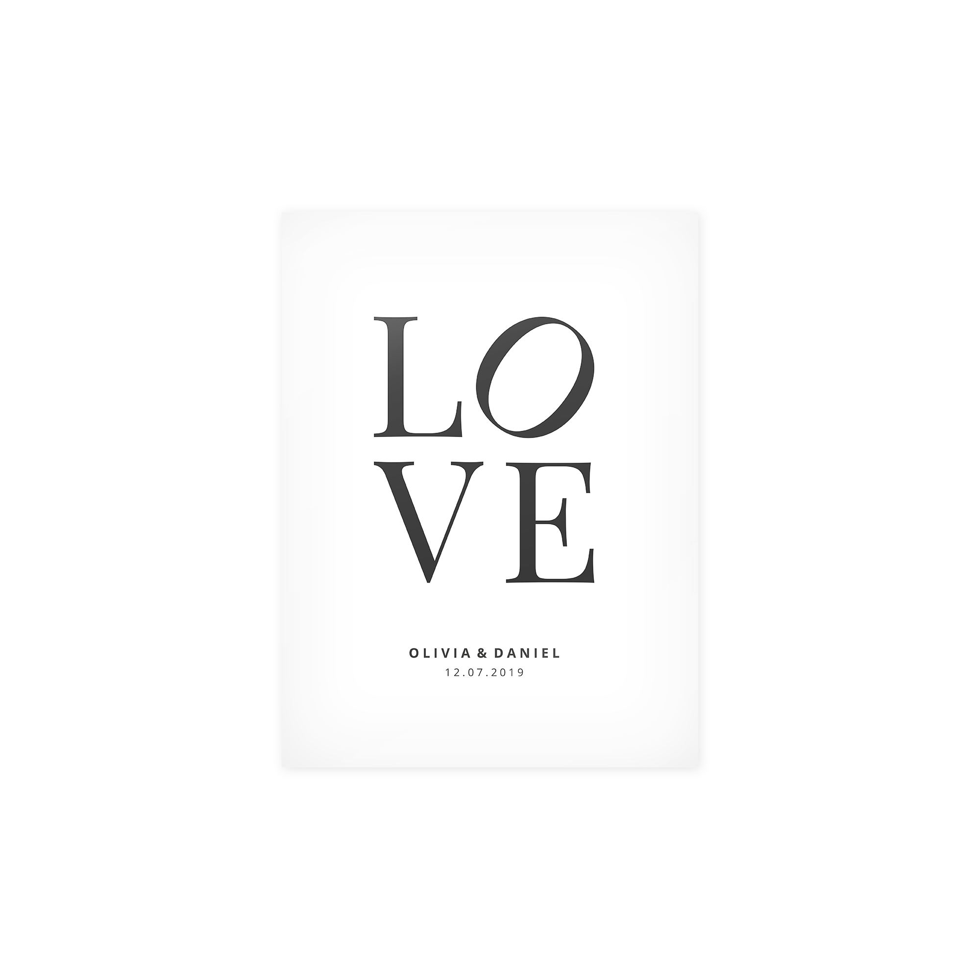 Plakat z napisem LOVE, imionami Olivia & Daniel i datą 12.07.2019, wydrukowany na zamówienie