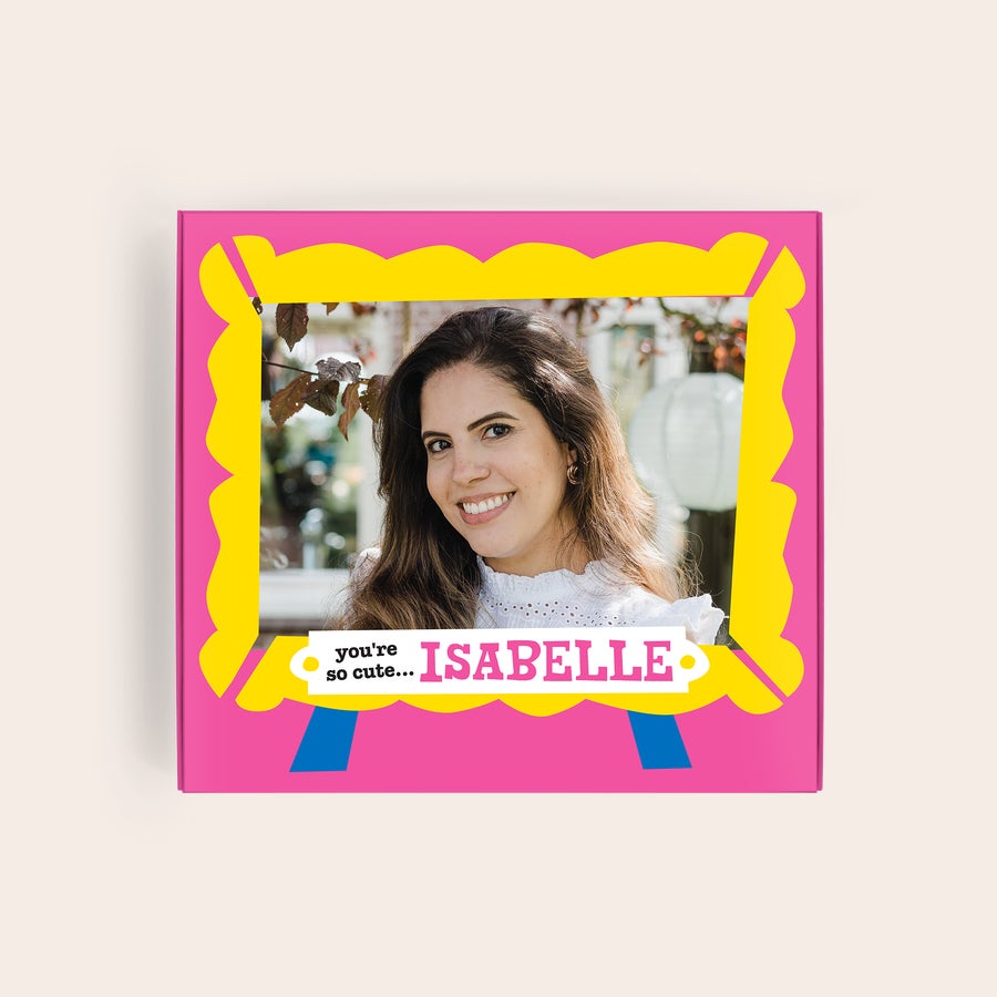 Tony's Chocolonely Giftbox Cutie de cadou personalizată Tony's Chocolonely cu alună de pădure, cu fotografie și textul "you're so cute ISABELLE" imprimat.