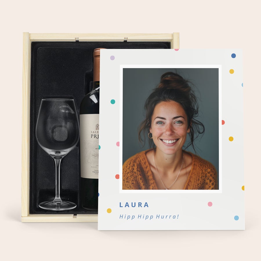 Geschenkset Wein mit Glas - Salentein Primus Malbec - Bedruckter Deckel Salentein Primus Malbec in personalisierter Holzkiste mit Gläsern, bedruckt mit Foto und Text LAURA Hipp Hipp Hurra!