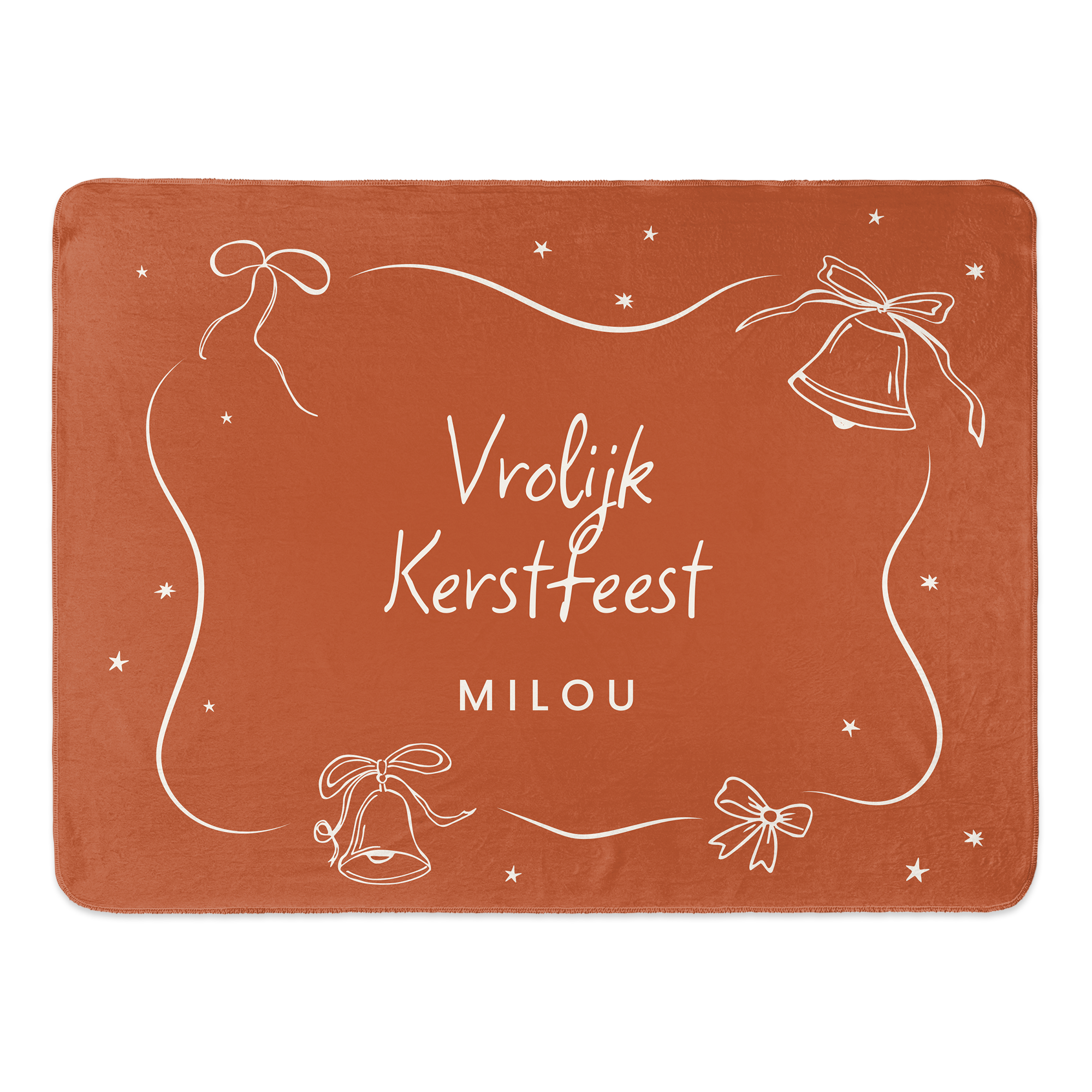 Een oranje bedrukte fleecedeken met kerstbellen en sterren, gepersonaliseerd met Vrolijk Kerstfeest Milou.