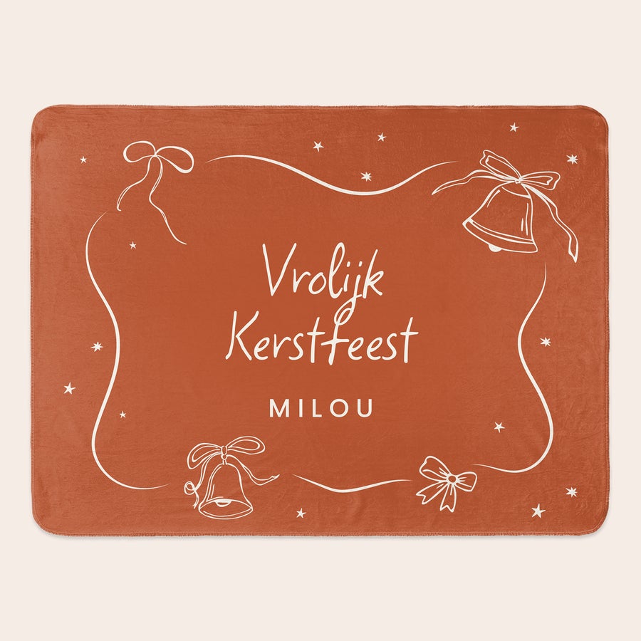 Fleecedeken bedrukken Een oranje bedrukte fleecedeken met kerstbellen en sterren, gepersonaliseerd met Vrolijk Kerstfeest Milou.