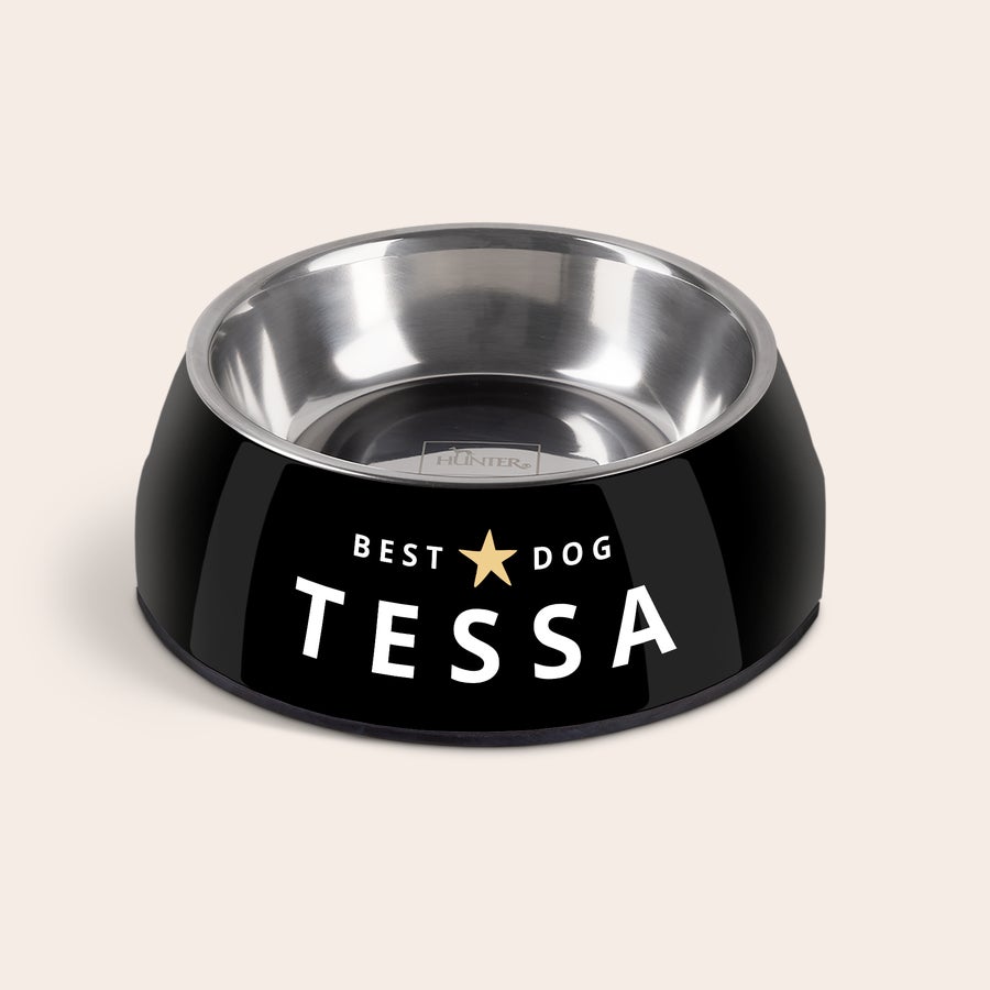 Hondenvoerbak met naam Zwarte gepersonaliseerde hondenvoerbak met de naam Tessa en tekst "Best Dog", bedrukt met goudkleurige ster. Jouw trouwe viervoeter verdient een persoonlijke hondenvoerbak met naam.