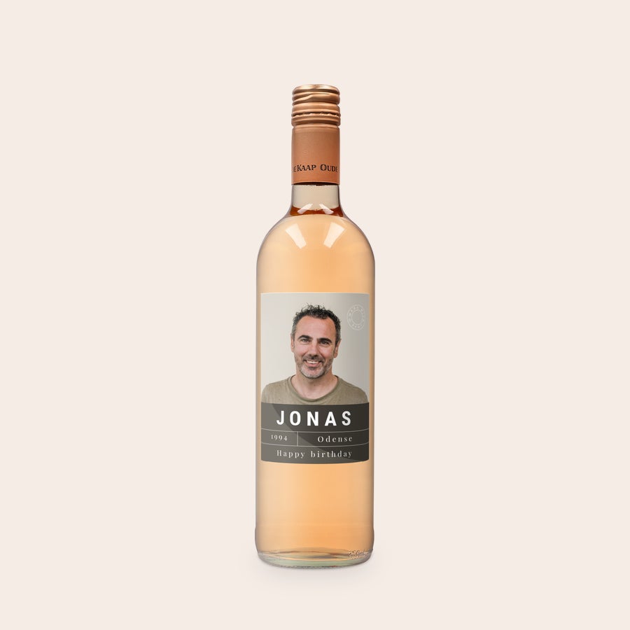 Rosévin med personlig etikette - Oude Kaap Rosé Flaske Oude Kaap rosé med personlig etiket trykt med et foto, navnet Jonas, 1994, Odense og Happy Birthday for at overraske nogen