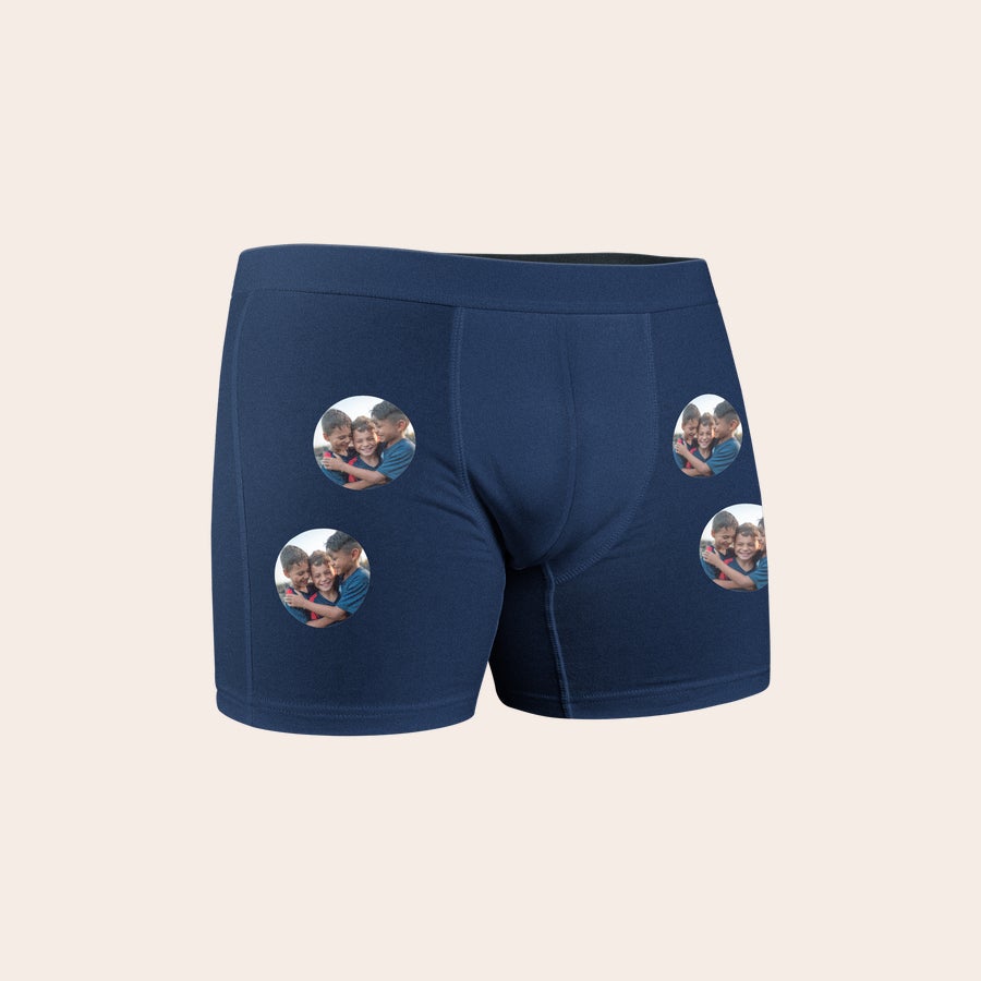Boxer da ragazzo personalizzati Boxer blu personalizzato con foto stampate di tre bambini che si abbracciano per creare dei boxer che siano unici come lui