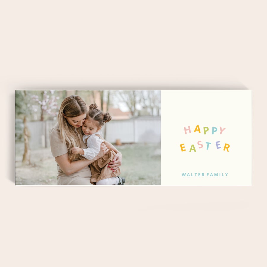 Yksilöitävä Jätti-Milka-suklaalevy nimellä Valokuvakortti jossa äiti halaa lasta ja teksti Happy Easter Walter Family painatuksella