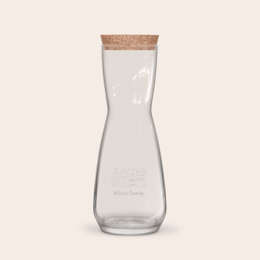 Botella de agua grabada con tapón de corcho Botella de cristal con tapón de corcho, con diseño de casas y la frase Wilson Family grabada. Sirve tu bebida favorita en esta hermosa botella con un nombre grabado.
