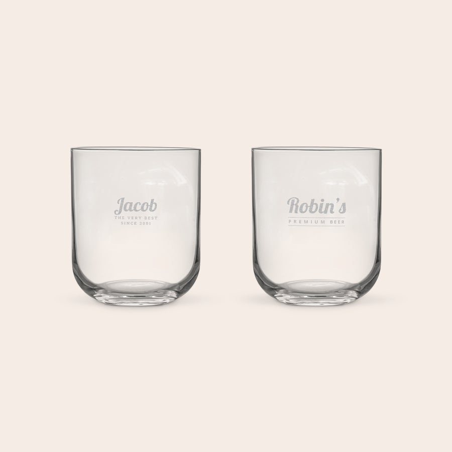 Bicchieri Acqua Personalizzati Due bicchieri d'acqua in vetro Bormioli incisi, uno con "Jacob THE VERY BEST SINCE 2001" e l'altro con "Robin's PREMIUM BEER" rendono l'acqua ha un sapore migliore in un bicchiere elegante e personalizzato.