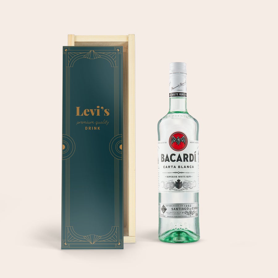 Rom i personlig trækasse - Bacardi Bacardi white rum flaske i personlig trææske, trykt med Levi's design til at overraske dine favoritter.