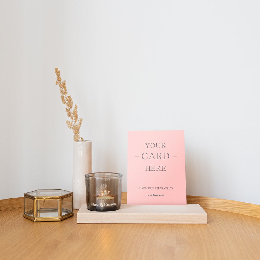Porte-cartes en bois avec bougie à réchaud en verre gravée avec nom Porte-cartes en bois avec bougie à réchaud en verre gravée avec nom