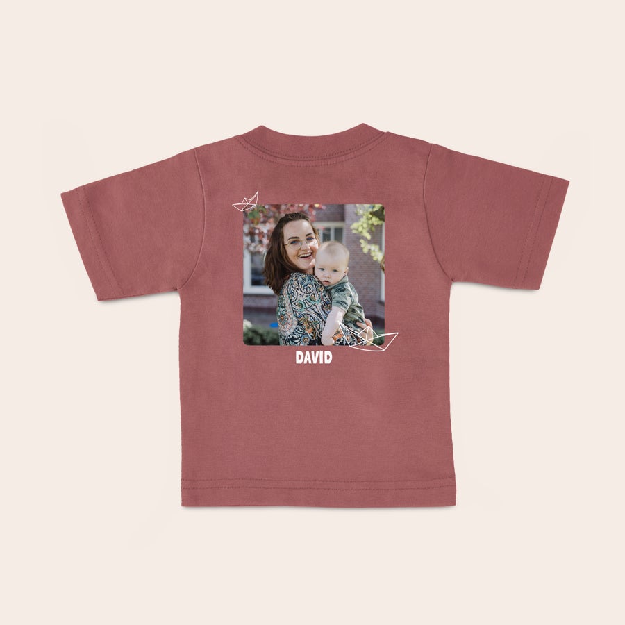 Baby shirt bedrukken Een vrolijk roze baby shirt, gepersonaliseerd met een foto en de naam DAVID eronder.