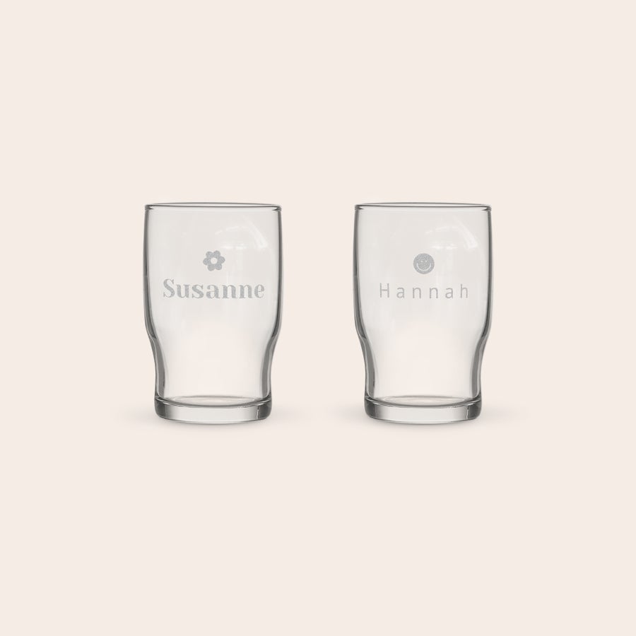 Vandglas To personlige vandglas, ét med "Susanne" og ét med "Hannah" indgraveret. Et glas vand smager meget bedre i et personligt vandglas.