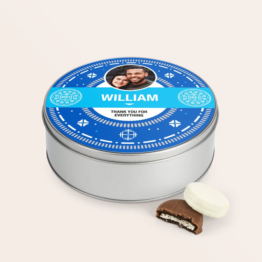 Krabice na sušenky s Oreo Kulatá plechovka plná lahodných sušenek Oreos s personalizovaným potiskem fotografií a jména William, textem Thank you for everything a logo Oreo.