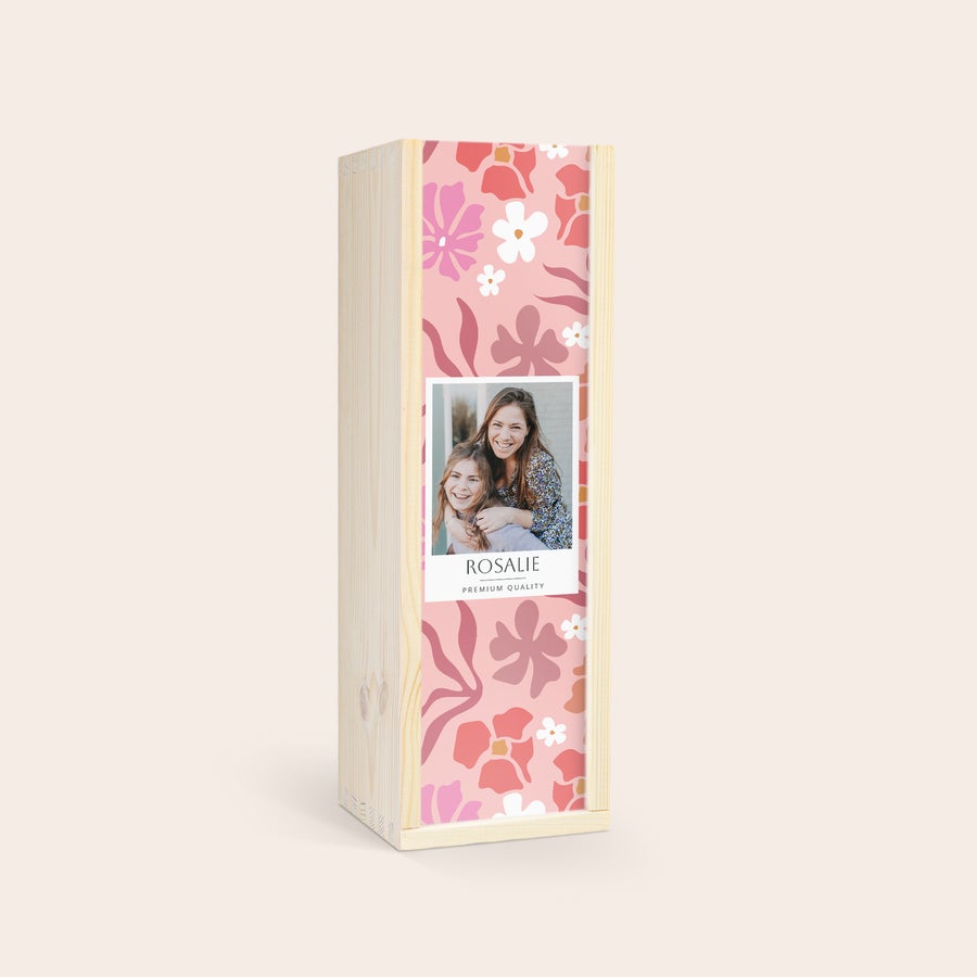 Licor Sambuca Vaccari - Caja personalizada Caja de madera con diseño floral rosa, impresa con una foto de dos mujeres y el texto "ROSALIE PREMIUM QUALITY".