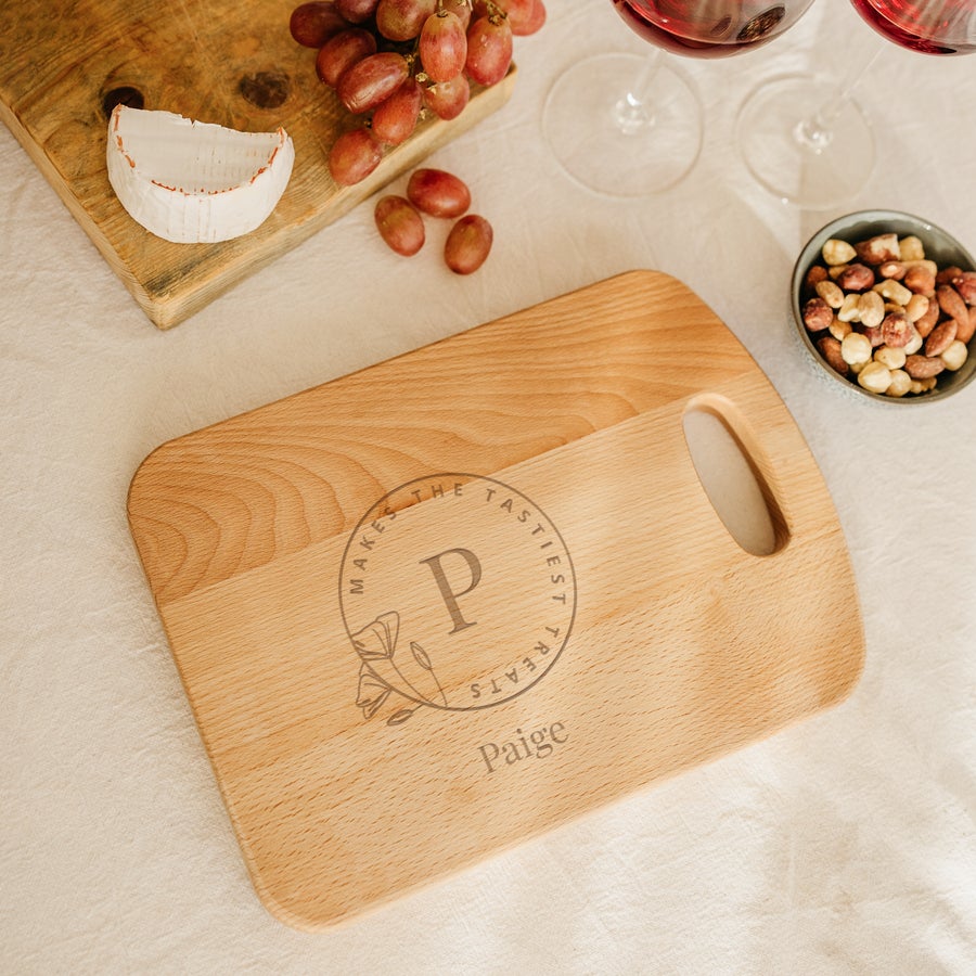 Tagliere in Legno Personalizzato Tagliere in legno personalizzato con testo inciso, "Makes the tastiest treats" con la lettera P e il nome Paige