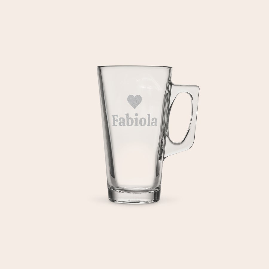 Latte Macchiato pohár se jménem Sklo na Latte Macchiato s uchem a vlastní rytinou jména Fabiola a srdce, unikátní sklo pro Latte Macchiato