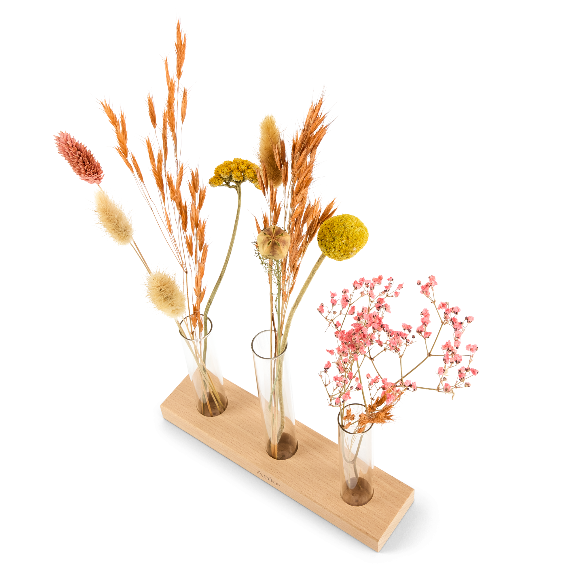 Holzleiste mit Gravur "Anke" und drei Vasen gefüllt mit bunten Trockenblumen